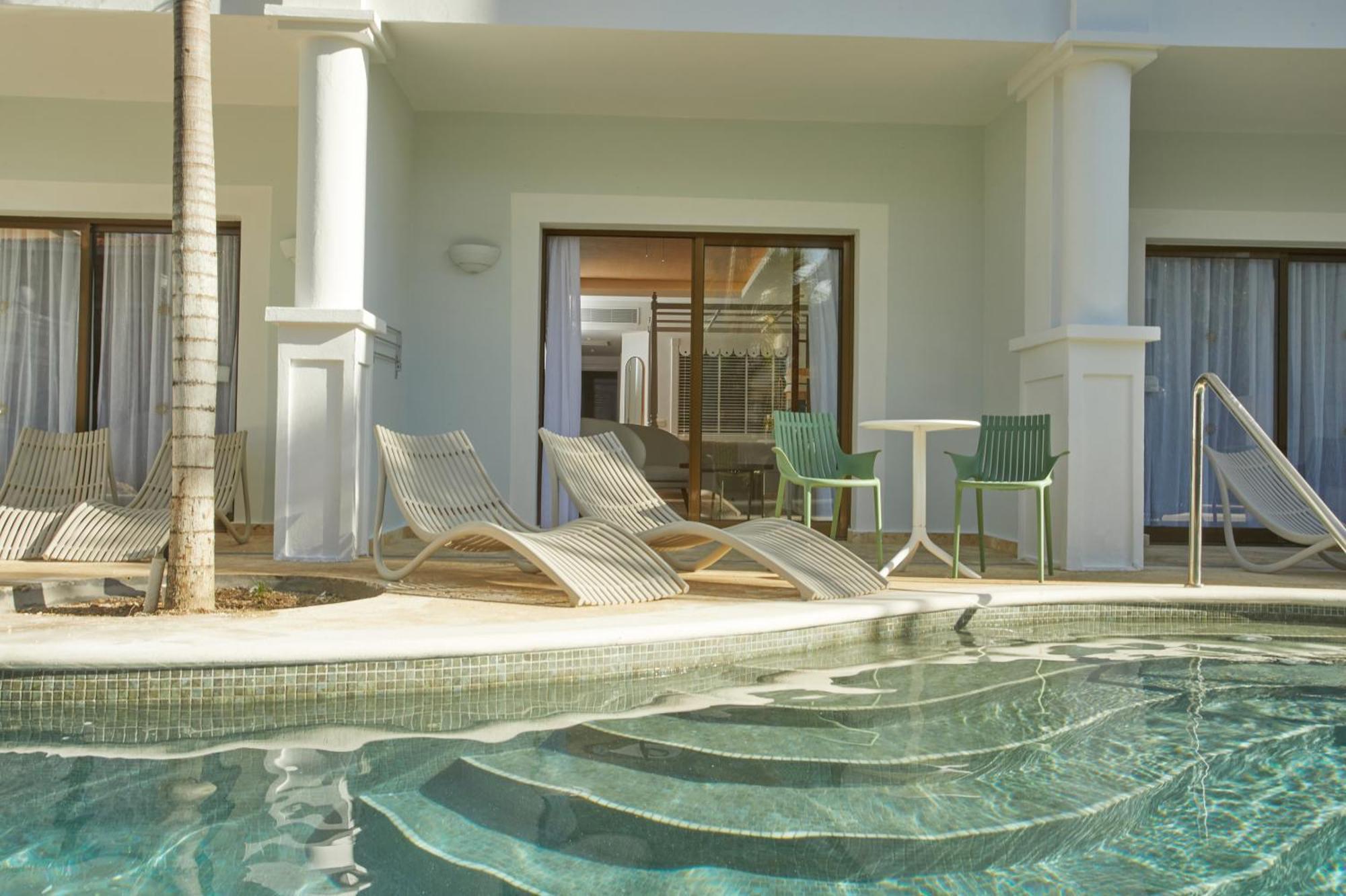 2 Double Beds Swim Up Premium Junior Suite SGL