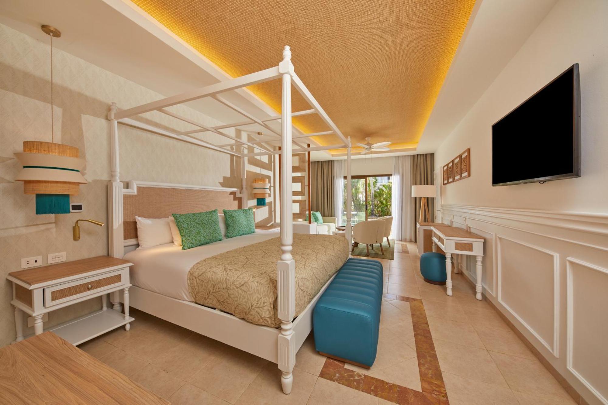 1 King Bed Swim Up Premium Junior Suite SGL