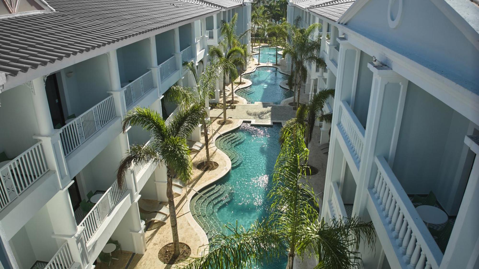 2 Double Beds Swim Up Premium Junior Suite SGL